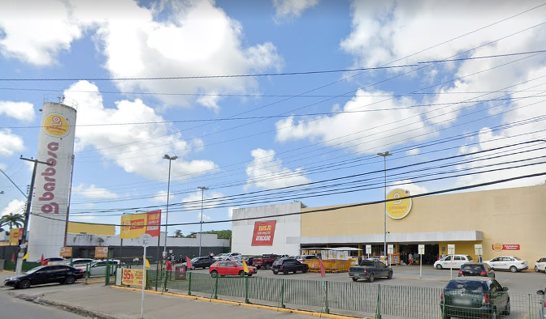 Jovem negro agredido em supermercado presta depoimento em delegacia
