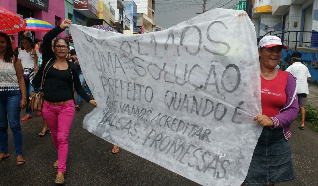 Vídeo: Moradores vão às ruas protestar contra prefeitura de Palmeira dos Índios