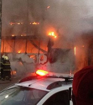 Fortaleza vive 2º dia de ataques a ônibus e prédios públicos e privados