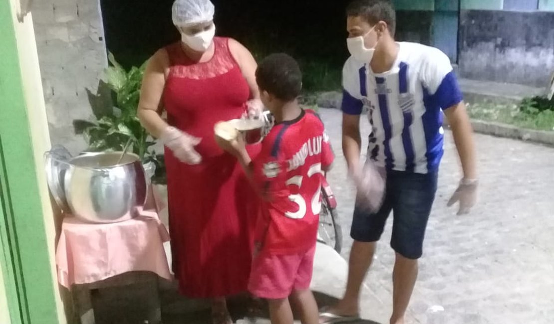 Com auxílio emergencial, mulher distribui sopa em Matriz de Camaragibe
