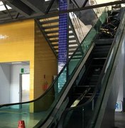 Escada rolante descarrilha e deixa duas mulheres feridas em aeroporto