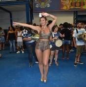 Com visual de Pedrita, Lívia Andrade ensaia em escola de samba em SP