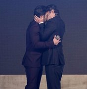 Marcelo Serrado e Marcos Veras se beijam em premiação como protesto contra a homofobia