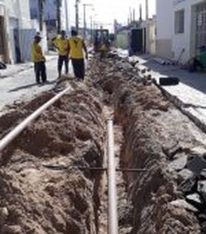 Substituição de rede de água beneficia 58 casas na Pajuçara, em Maceió