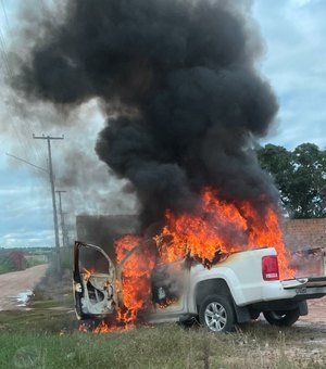 [Vídeo] Caminhonete pega fogo na rodovia AL-110, na zona rural de Arapiraca