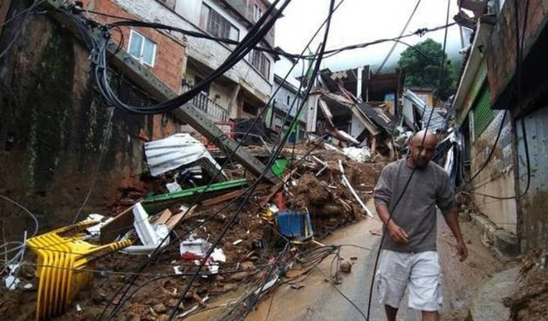 'Parecia que todo mundo ia morrer', diz moradora desalojada após temporal em Petrópolis (RJ)