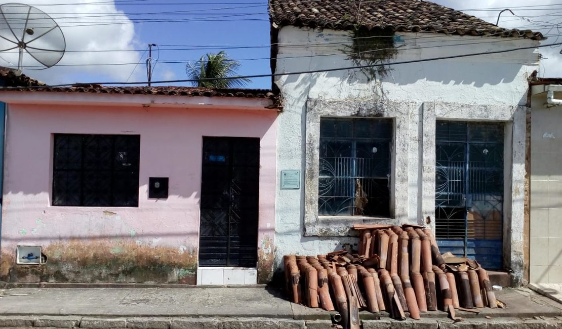 Casa de Aurélio Buarque encontra-se abandonada no Passo de Camaragibe