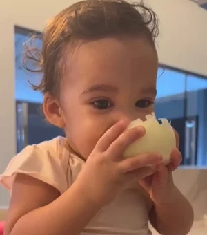 Bebê de 1 ano surpreende pais ao devorar uma cebola crua