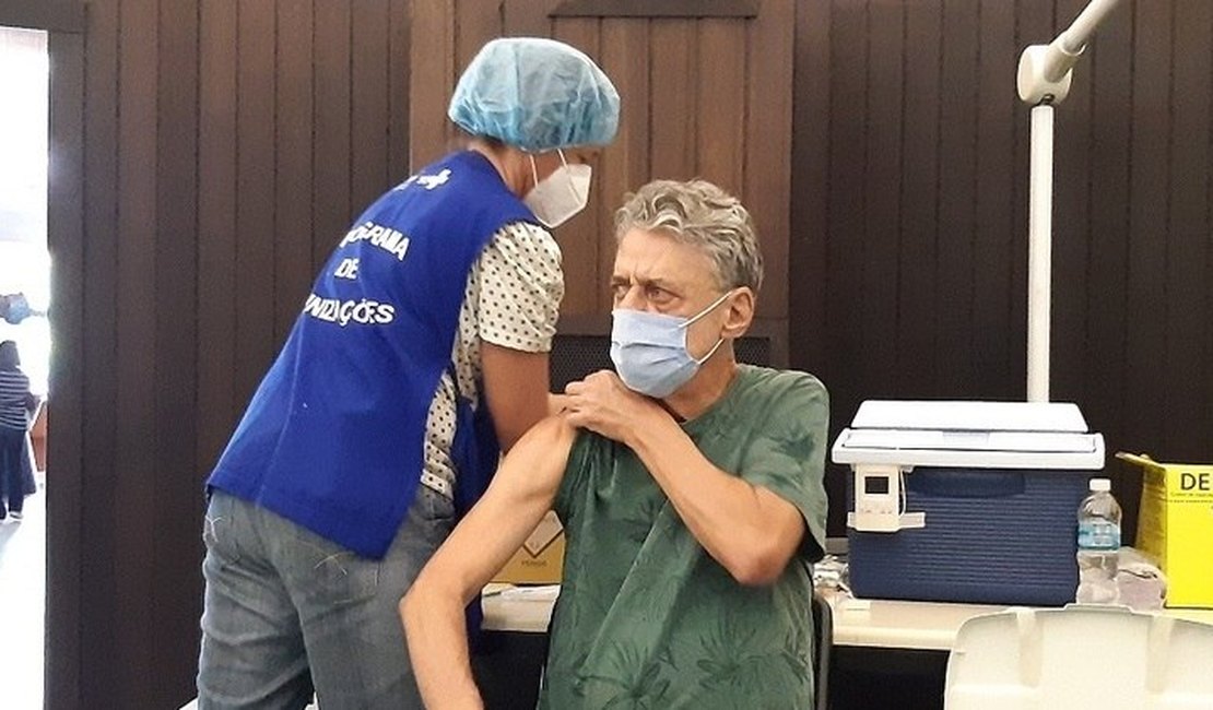 Aos 76 anos, Chico Buarque recebe 2ª dose de vacina contra covid-19