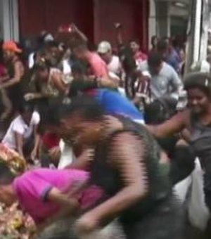 Em Pernambuco, moradores brigam por comida estragada pela lama após enchente