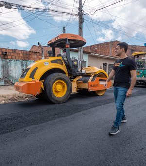 JHC vistoria obras de pavimentação na Travessa Brasília, no Tabuleiro do Martins