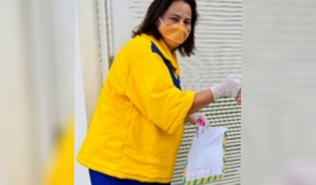 Professora se veste de carteira para entregar cartinhas aos alunos, em Goianésia: 'Não aguentava mais a saudade'