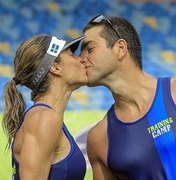 Daniella Cicarelli beija o marido em clique raro na web