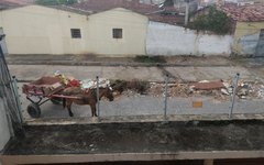 Descarte irregular de lixo prejudica moradores no bairro Baixão