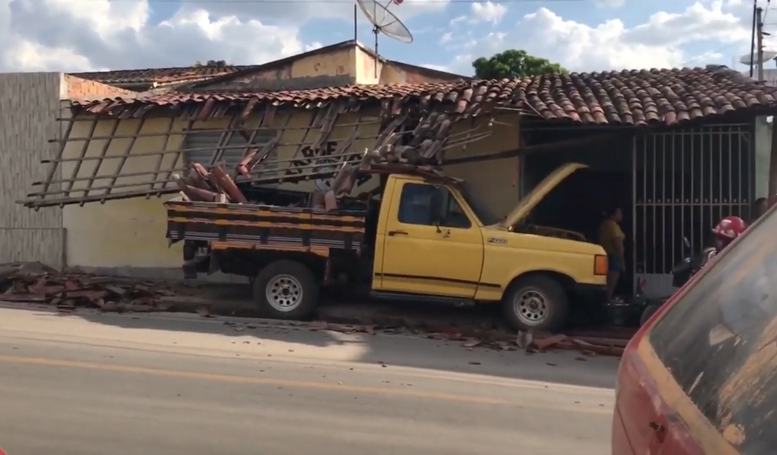 Caminhão desgovernado atinge residência em Santana do Ipanema