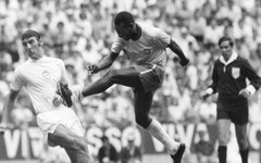 Na primeira partida da Copa, a seleção brasileira venceu a Tchecoslováquia por 4 gols a 1 - um deles de Pelé