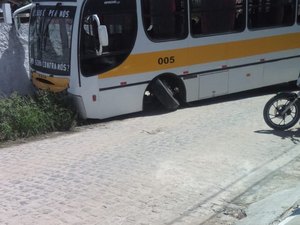 Ônibus que transporta crianças à escola tem eixo quebrado e quase invade uma casa em Penedo