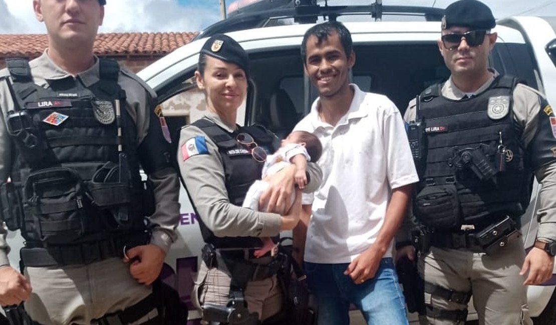 Agradecido por salvar vida da filha, pai para viatura e tira foto com guarnição da PMP