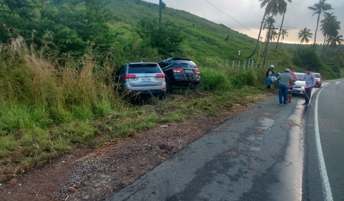 Veículos colidem e saem da pista na AL-101 Sul, em Jequiá da Praia