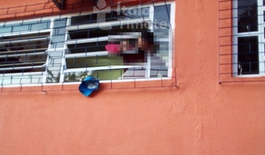 Jovem morre ao ficar preso em vitrô de janela durante tentativa de furto em escola