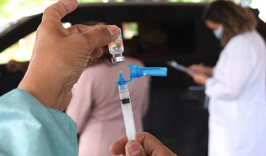 Arapiraca amplia vacinação contra a Covid-19 e aplica primeira dose em pessoas com 42 anos ou mais