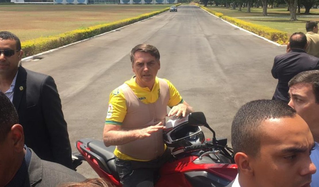 De moto, Bolsonaro é questionado sobre Queiroz e responde: ‘Está com sua mãe’