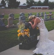 Jovem visita túmulo de noivo no dia em que iriam se casar