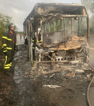 Ônibus pega fogo e fica completamente destruído após colisão com moto na BR-316, em Atalaia