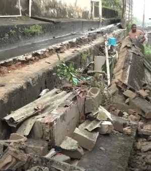 Chuvas intensas provocam queda de muro assustando moradores