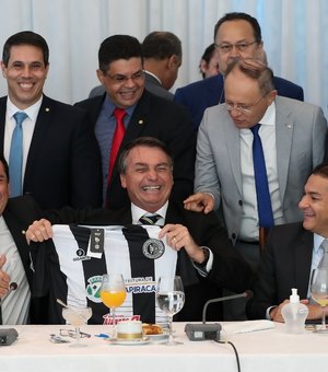 Severino Pessoa presenteia Jair Bolsonaro com camisa do ASA