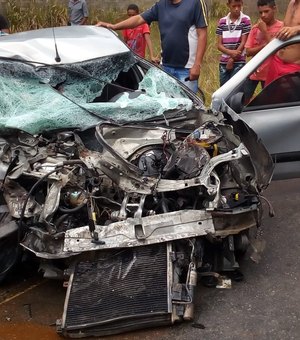 [Vídeo] Colisão entre caminhão e carro deixa feridos em Atalaia