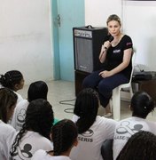 Andressa Urach fala para socioeducandas sobre mudança de vida