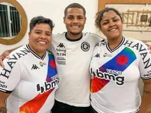 Jogador do Vasco posta foto com as mães e vibra com campanha do clube: 'Bom ver esse amor de perto'