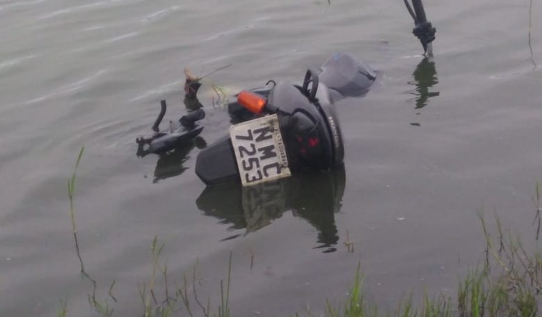 Motocicleta com queixa de roubo é encontrada boiando no Lago da Perucaba