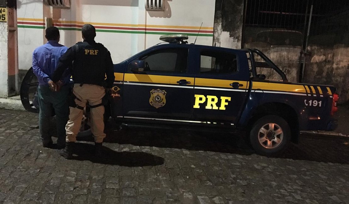 PRF prende homem com mandado de prisão em aberto na BR-101