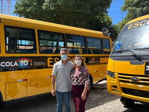 Prefeita de Porto Calvo recebe transporte escolar do Governo do Estado
