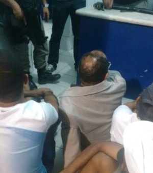 Ex-policial é preso com pistola 380 na Fernandes Lima