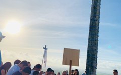 Via Sacra reúne centenas de fiéis em subida ao morro santo em Lagoa da Canoa