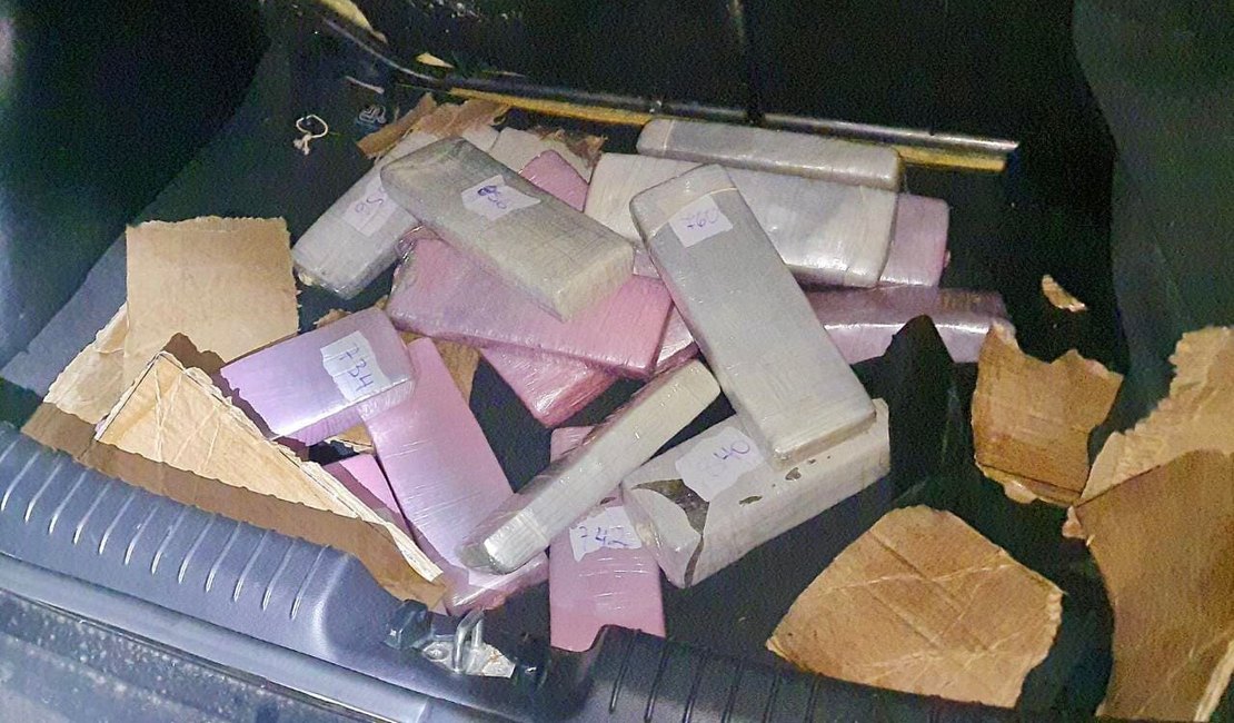PRF apreende 21kg de maconha e cocaína escondidos em veículo roubado que era transportado em caminhão-cegonha