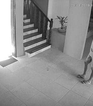  [Vídeo] Homem invade prédio e arromba apartamento