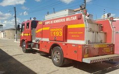 Casa pega fogo no bairro Bom sucesso em Arapiraca