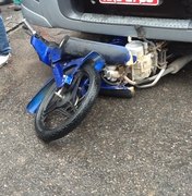 Colisão de motocicleta com caminhão por pouco não acaba em tragédia 