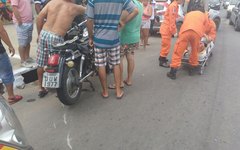 Motorista avança em cruzamento e colide com motocicleta 