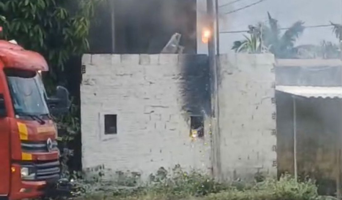Incêndio em contador de energia na entrada do condomínio San Nicolás na Serraria