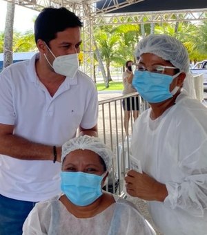 Rodrigo Cunha visita postos de vacinação em Maceió
