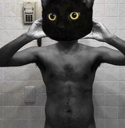 Ator global posa nu, com máscara de gato preto, nesta sexta-feira 13