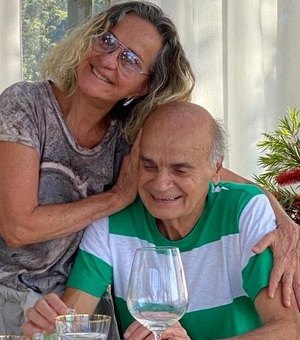 Regina Braga comemora aniversário abraçada no marido, Drauzio Varella