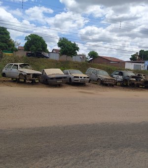 Carros abandonados e falta de sinalização incomodam moradores na entrada de Palmeira