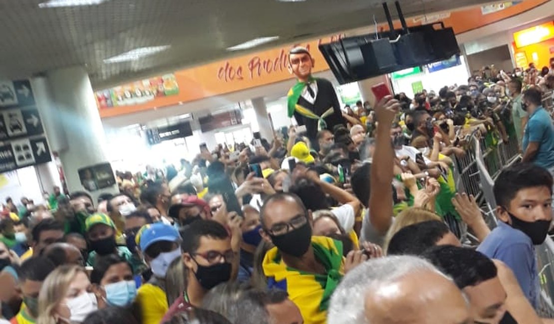 Alagoanos apoiadores de presidente o aguardam em aeroporto