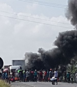Trabalhadores rurais ateiam fogo em pneus e bloqueiam BR-104, em Murici